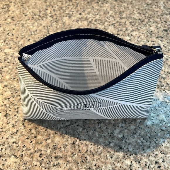 NWT American Airlines “13 lune” amenity kit (June 2024) - Picture 3 of 6